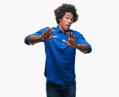 Şokta bağırarak Afro Amerikan adam izole arka plan korkuyor ve korku ifade dur hareketi el ile ile çok korkmuş. Panik kavramı.