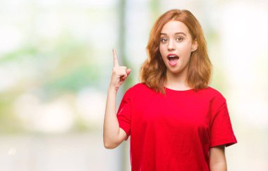 Genç güzel kadın başarılı fikirle parmağı yukarıyı izole arka plan yüzünden. Çıktıktan ve mutlu. Bir numara.