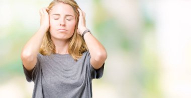 Çünkü çaresiz ve stresli baş ağrısı acı izole arka plan üzerinde büyük boy rahat t-shirt giyen güzel genç kadın acı ve migren. Ellerini kafasına.