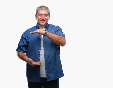 Üst düzey yakışıklı ile büyük ve büyük boy işaret, ölçü birimi sembol gösteren el eller izole arka plan üzerinde. Kameraya bakarak gülümsüyordu. Ölçüm kavramı.