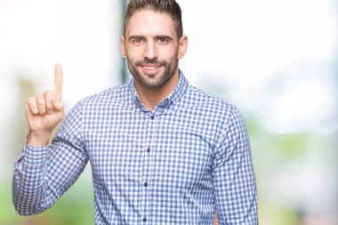 Yakışıklı delikanlı gösterilen ve kendinden emin ve mutlu gülümseyen bir parmak ile işaret eden oktan yukarı izole arka plan üzerinde.