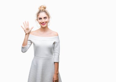 Genç güzel sarışın ve mavi gözlü kadın yüzünden arka plan gösteren izole ve parmakları ile işaret kendinden emin ve mutlu gülümseyerek süre beş numara.