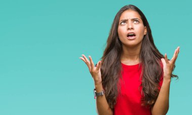 İzole arka plan çılgın ve kızgın bağırarak ve agresif ifade ve kaldırdı silah bağırmayı güzel Arap kadın. Hayal kırıklığı kavramı.