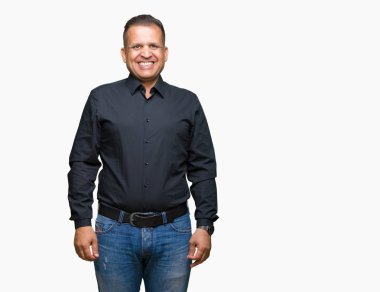 Yakışıklı orta yaş Arap iş adamı yüzünde mutlu ve güzel bir gülümseme ile izole arka plan üzerinde. Şanslı kişi.