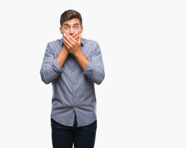 Yakışıklı delikanlı izole arka plan ağız hata için elleriyle kapsayan şok içinde. Gizli kavramı.