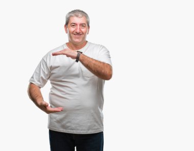 Üst düzey yakışıklı ile büyük ve büyük boy işaret, ölçü birimi sembol gösteren el eller izole arka plan üzerinde. Kameraya bakarak gülümsüyordu. Ölçüm kavramı.