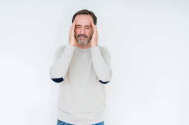 Çünkü zarif üst düzey adam arka plan baş baş ağrısı için el ile izole stres. Migren muzdarip.