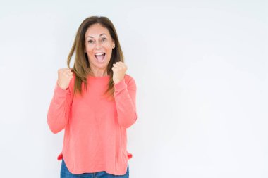 Gülümseyen ve başarı için çığlık güzel orta yaş kadın yüzünden izole arka plan çok mutlu ve heyecanlı kaldırdı, silah ile kazanan jest yapıyor. Kutlama kavramı.