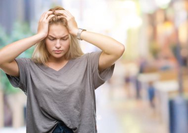 Çünkü çaresiz ve stresli baş ağrısı acı izole arka plan üzerinde beyaz genç kadın acı ve migren. Ellerini kafasına.