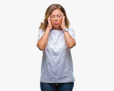 Orta yaş üst düzey İspanyol kadın izole arka plan baş baş ağrısı için el ile çünkü stres. Migren muzdarip.