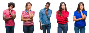 Afrikalı-Amerikalı bileşimi, İspanyol ve Çinli grup izole beyaz arka plan düşünme seyir üzerinde yorgun ve sıkılmış çapraz silah depresyon sorunları ile.