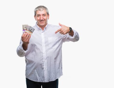 Yakışıklı komuta sizde para demet sürpriz yüz işaret parmağı kendini izole arka plan üzerinde tutan