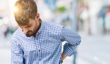 Genç yakışıklı iş adamı izole üzerinde arka plan geri el ile kas ağrısı dokunmadan acı sırt ağrısı,