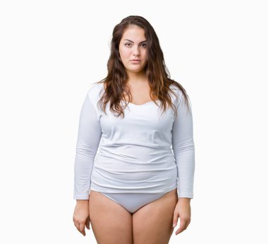 Artı boyutu genç overwight kadın güzel üzerinde beyaz iç çamaşırı giyiyor arka plan gevşek yüzünde ciddi bir ifade ile izole. Basit ve doğal kameraya bakıyor.