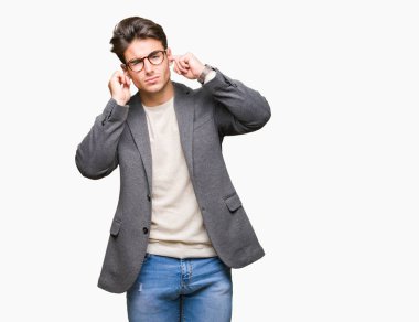 Yüksek sesle müzik gürültü rahatsız ifade parmaklarıyla kulaklarıyla kapsayan izole arka plan üzerinde gözlük takan genç iş adamı. Sağır kavramı.