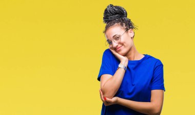 Genç örgülü saç Afro-Amerikan Kız gözlüklü düşünme izole arka plan bakmaktan yorgun ve sıkılmış çapraz silah depresyon sorunları ile.