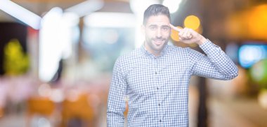 İzole genç yakışıklı adam arka plan bir parmak, harika bir fikir ya da düşünce, iyi hafıza ile baş gösteren gülen