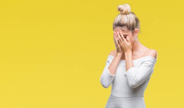 Genç güzel sarışın ve mavi gözlü kadın ağlayarak süre elleriyle yüzünü kapsayan üzgün ifade ile izole arka plan yüzünden. Depresyon kavramı.