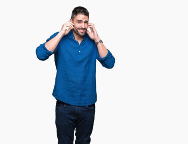 Yüksek sesle müzik gürültü rahatsız ifade parmaklarıyla kulaklarıyla kapsayan izole arka plan üzerinde genç yakışıklı adam. Sağır kavramı.