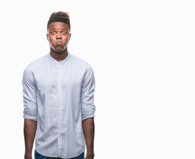 Afrikalı-Amerikalı genç komik surat ile yanakları şişirme izole arka plan üzerinde. Ağız ile hava, deli ifade şişirilmiş.