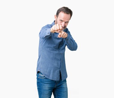 Yakışıklı orta yaş zarif komuta sizde izole arka plan kum yumruk kavga etmek, saldırgan ve kızgın saldırı, tehdit ve şiddet