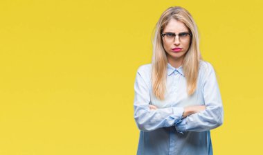 İzole arka plan şüpheci ve çapraz kolları olan yüzündeki gergin, onaylamayan ifade gözlüklü genç güzel sarışın iş kadını. Negatif kişi.