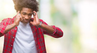 Çünkü üzerinde Afro Amerikalı adam arka plan baş baş ağrısı için el ile izole stres. Migren muzdarip.