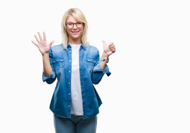 Genç güzel sarışın kadın gözlük gösterilen ve parmakları ile işaret izole arka plan üzerinde kendinden emin ve mutlu gülümseyerek süre 6 numara.