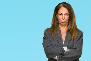 İzole arka plan şüpheci ve sinir, onaylamayan ifade yüz çapraz kolları üzerinde büyük boy erkek ceket giyen orta yaş yetişkin kadın. Negatif kişi.