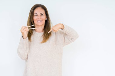 Asya chopsticks sürpriz yüz işaret parmağı kendini izole arka plan üzerinde tutan orta yaş kadın