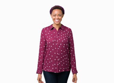 Üzerinde başörtüsü giyen güzel genç Afro-Amerikan kadın arka yüzünde mutlu ve güzel bir gülümseme ile izole. Şanslı kişi.