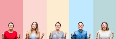 Kolaj renkli vintage çizgili izole arka plan başarı ile silah için heyecanlı genç güzel kadın bir zafer kutluyor gülümseyen kaldırdı. Kazanan kavramı.