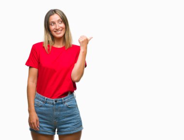 Seyir ve başparmak yanında yukarıyı mutlu yüz ile gülümseyen izole arka plan üzerinde genç güzel kadın.