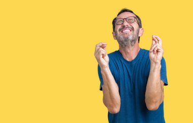 Umut ve gözleri kapalı geçiş parmaklarıyla gülümseyen izole arka plan üzerinde gözlük nedir yakışıklı orta yaş ağarmış komuta sizde. Şans ve batıl kavramı.