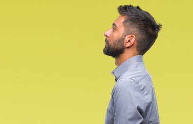 İzole arka tarafına, seyir yetişkin İspanyol adam sakin ol kendine güvenen gülümseme ile doğal yüz pozuyla profili.