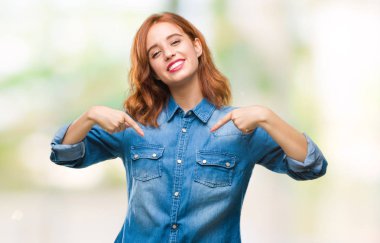 Yüzünde gülümseme ile kendinden emin görünüyorsun, kendini gururlu ve mutlu parmakları ile işaret izole arka plan üzerinde genç güzel kadın.