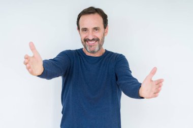 Sarılmak için kollarını açarak gülümseyerek kameraya bakarak izole arka plan üzerinde zarif komuta sizde. Neşeli ifade kucaklayan mutluluk.