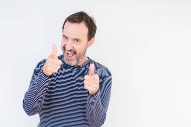 Fotoğraf makinesi ile mutlu ve komik yüz için parmakları işaret izole arka plan üzerinde yakışıklı komuta sizde. İyi enerji ve vibes.