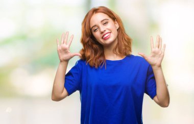 Genç güzel kadın gösterilen ve parmakları ile işaret izole arka plan yüzünden kendinden emin ve mutlu gülümseyerek süre on numara.