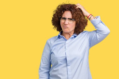 Güzel orta ager üst düzey businees kadın gözlük izole arka plan üzerinde yanıltır ve soru hakkında merak ediyorum. Şüphe, kafasına el ile düşünme ile belirsiz. Dalgın kavramı.