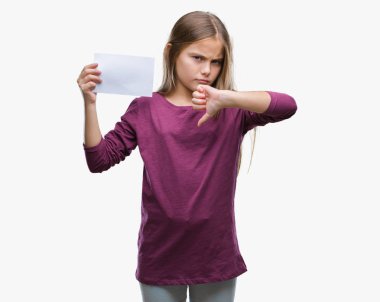 Genç güzel kız boş kağıt kartı tutan arka plan kızgın yüzü, eksi işareti aşağı antipati başparmak ile gösterilen, ret kavramı ile izole