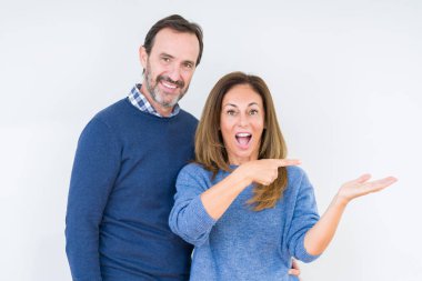 Güzel orta yaş kaç aşk üzerinden hayran ve el ile sunulması ve parmak ile işaret ederken kameraya gülümseyen izole arka plan içinde.