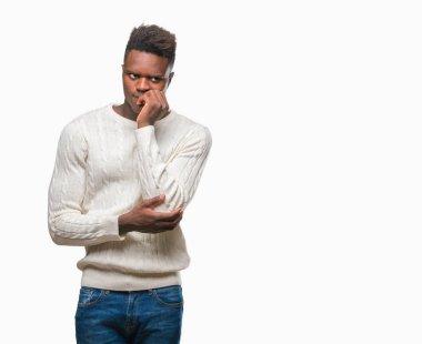 Genç Afro-Amerikan adam stresli ve gergin ile izole arka plan üzerinde tırnak ısırma dudaklarından eller. Anksiyete sorunu.