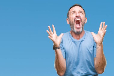 İzole arka plan çılgın ve kızgın bağırarak ve agresif ifade ve silah kaldırdı bağırmaya orta yaş ağarmış komuta sizde. Hayal kırıklığı kavramı.