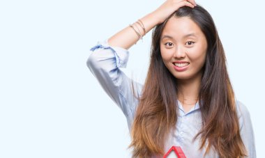 Genç Asyalı kadın gerçek durum Aracısı izole evin arka plan baş, el ile vurguladı tutan şok utanç ve sürpriz suratla, öfkeli ve sinirli. Korku ve hata için üzgün.