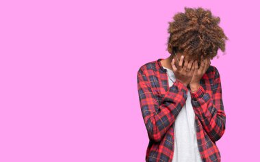 Güzel genç Afro-Amerikan kadın üzerinde gözlük takan arka plan üzgün ifade yüz eller ile ağlayarak süre kapsayan ile izole. Depresyon kavramı.