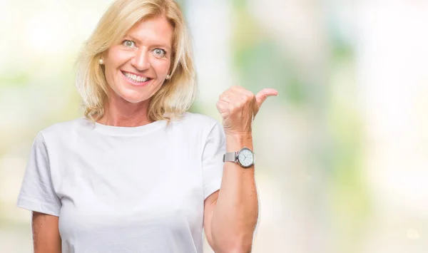 Mujer Rubia Mediana Edad Sobre Fondo Aislado Sonriendo Con Cara — Foto de Stock