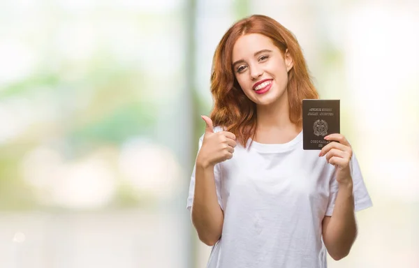 Jovem Bela Mulher Segurando Passaporte Itália Sobre Fundo Isolado Feliz — Fotografia de Stock