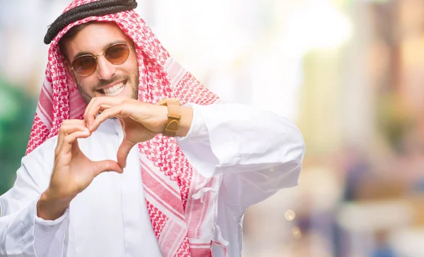 Joven Hombre Guapo Usando Keffiyeh Sobre Fondo Aislado Sonriendo Amor — Foto de Stock