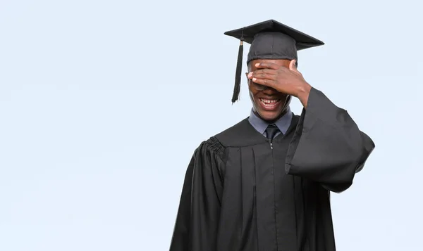 Giovane Laureato Afro Americano Sfondo Isolato Sorridendo Ridendo Con Gli — Foto Stock